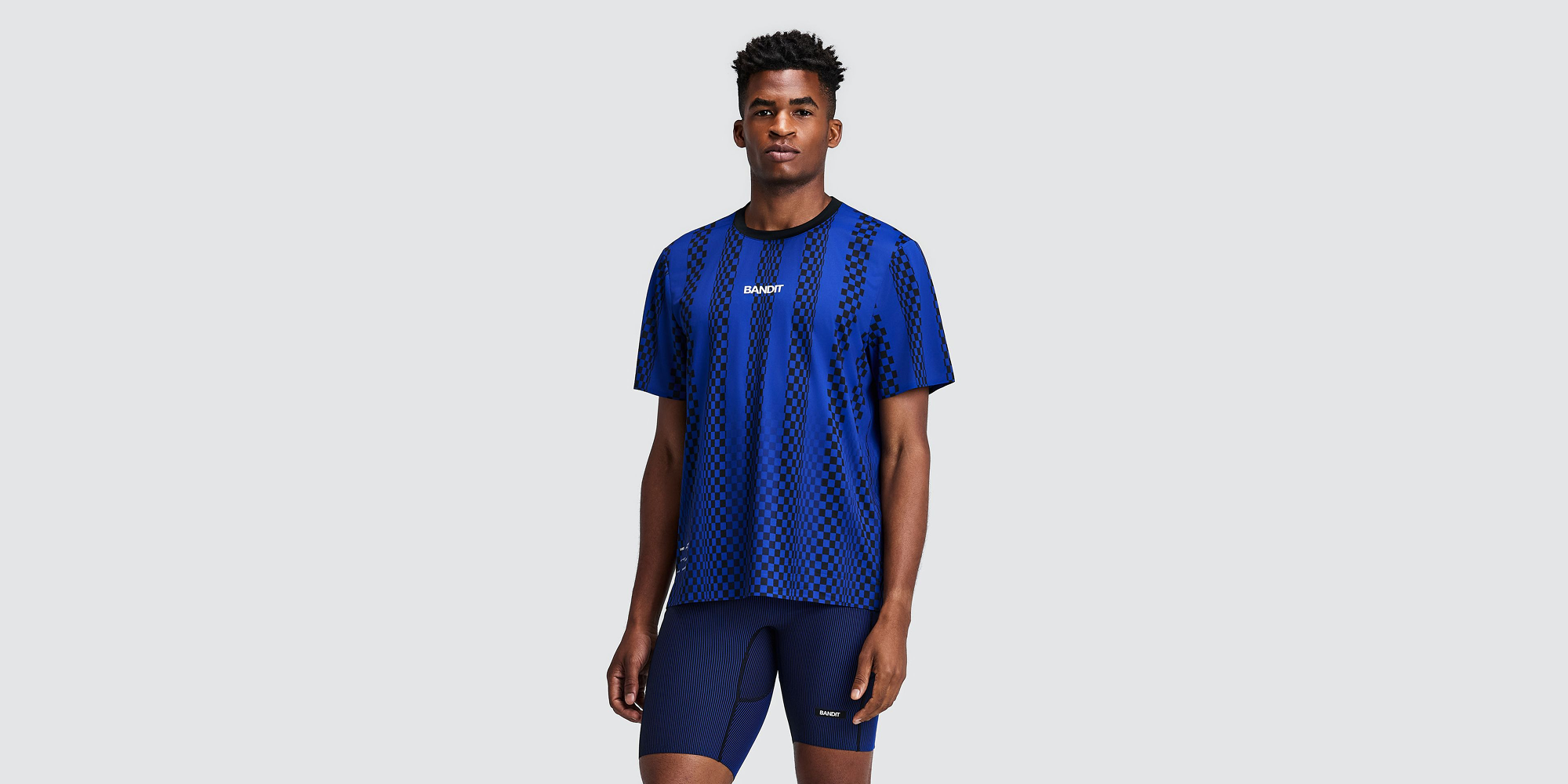 Bandit Men's Spectre Performance Run Tee with Flopack / Checkerboard Stripe Bauhaus Blue - Frontrunner Colombo