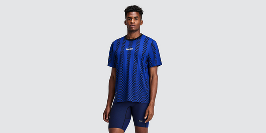 Bandit Men's Spectre Performance Run Tee with Flopack / Checkerboard Stripe Bauhaus Blue - Frontrunner Colombo