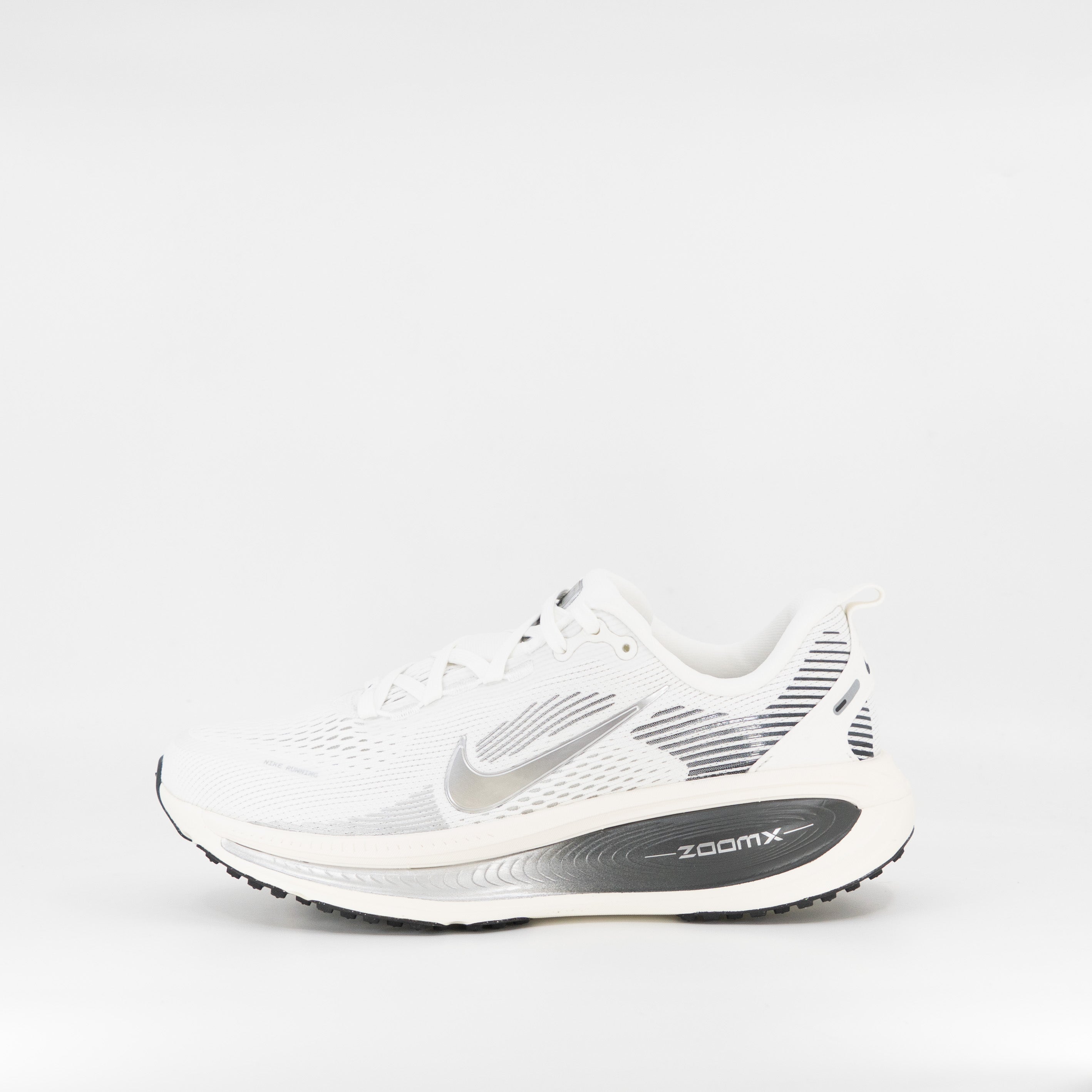 Nike Vomero 18 ESS (B Standard) Womens Summit White/Metallic Silver - Frontrunner Colombo