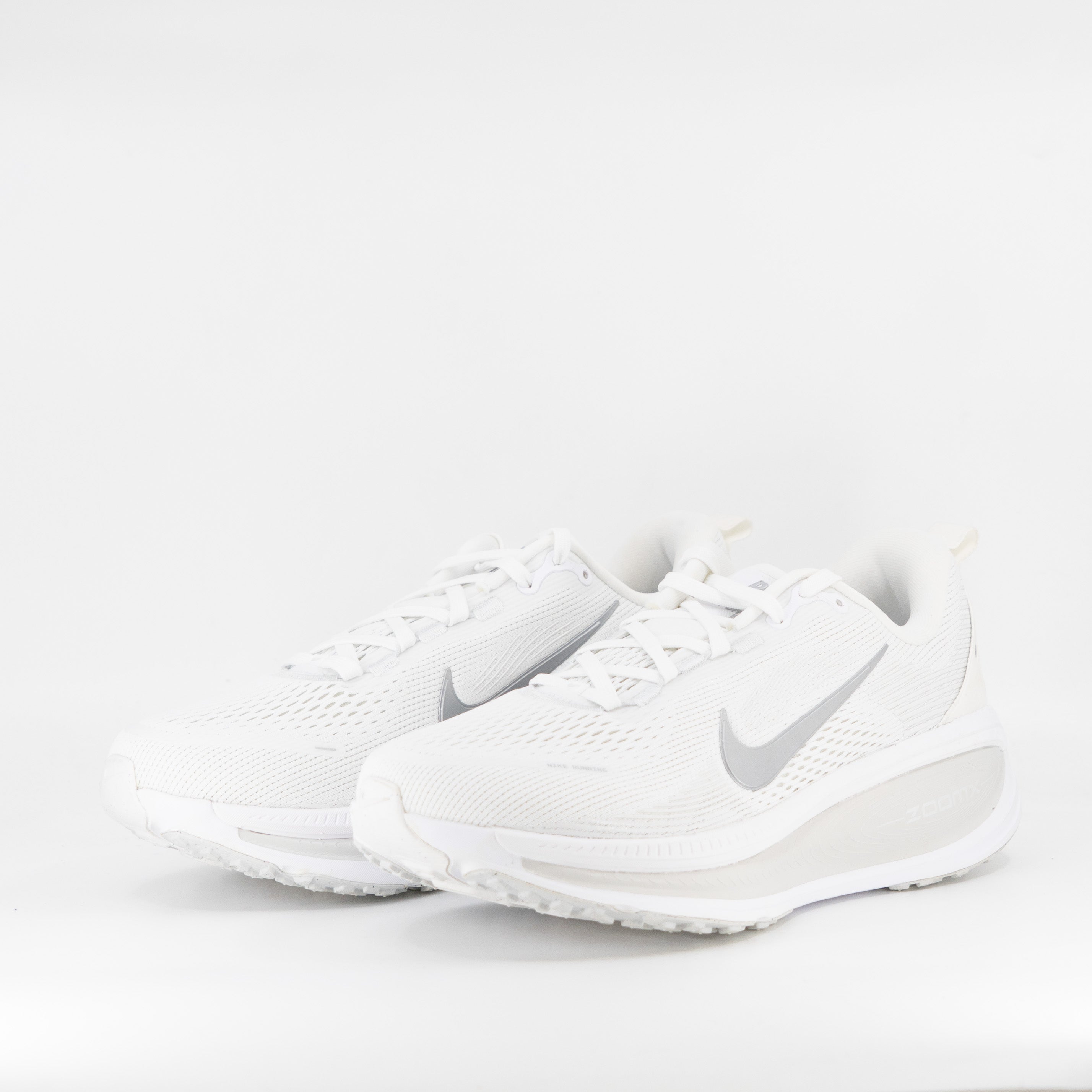 Nike Vomero 18 (B Standard) Womens White/Metallic Silver - Frontrunner Colombo