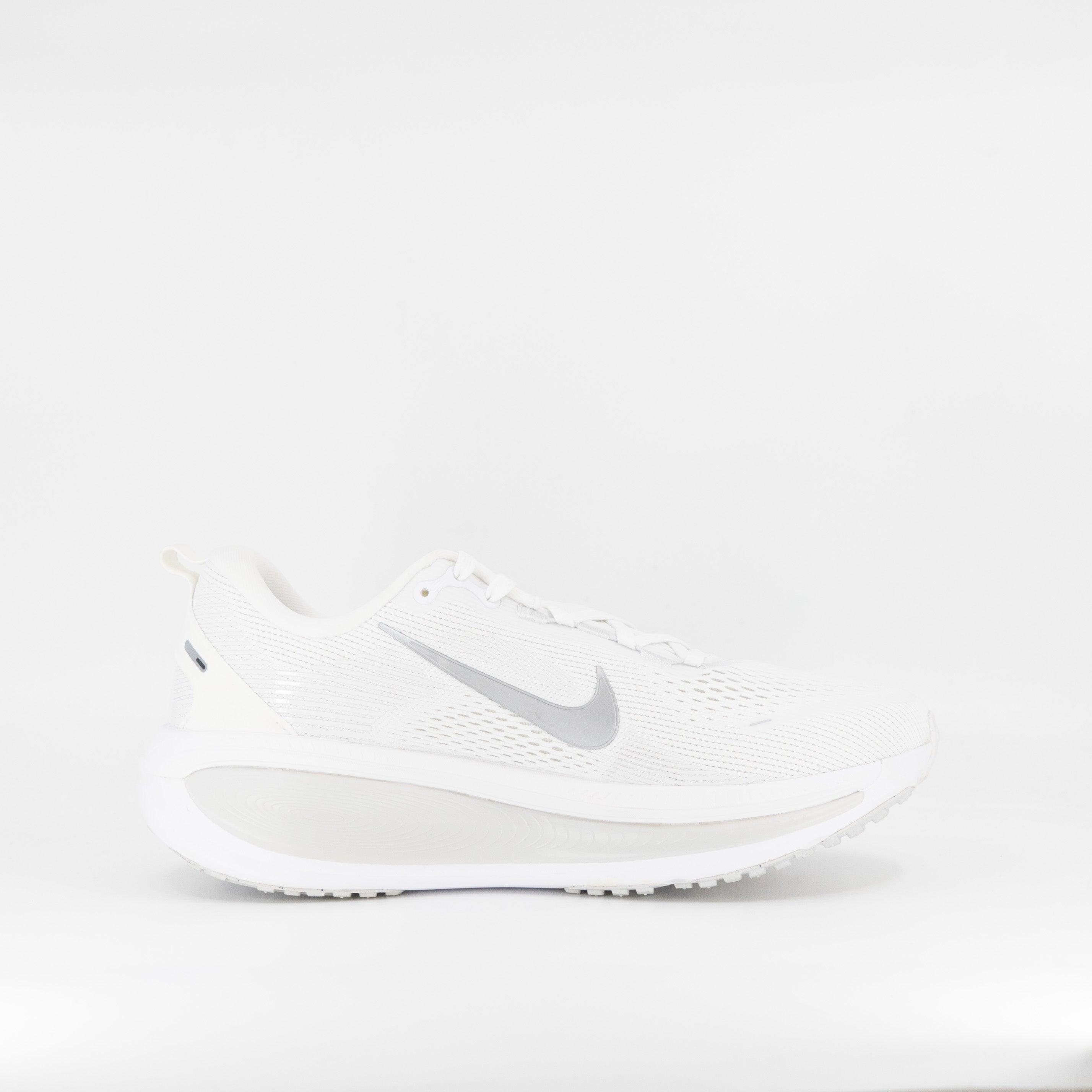Nike Vomero 18 (B Standard) Womens White/Metallic Silver - Frontrunner Colombo