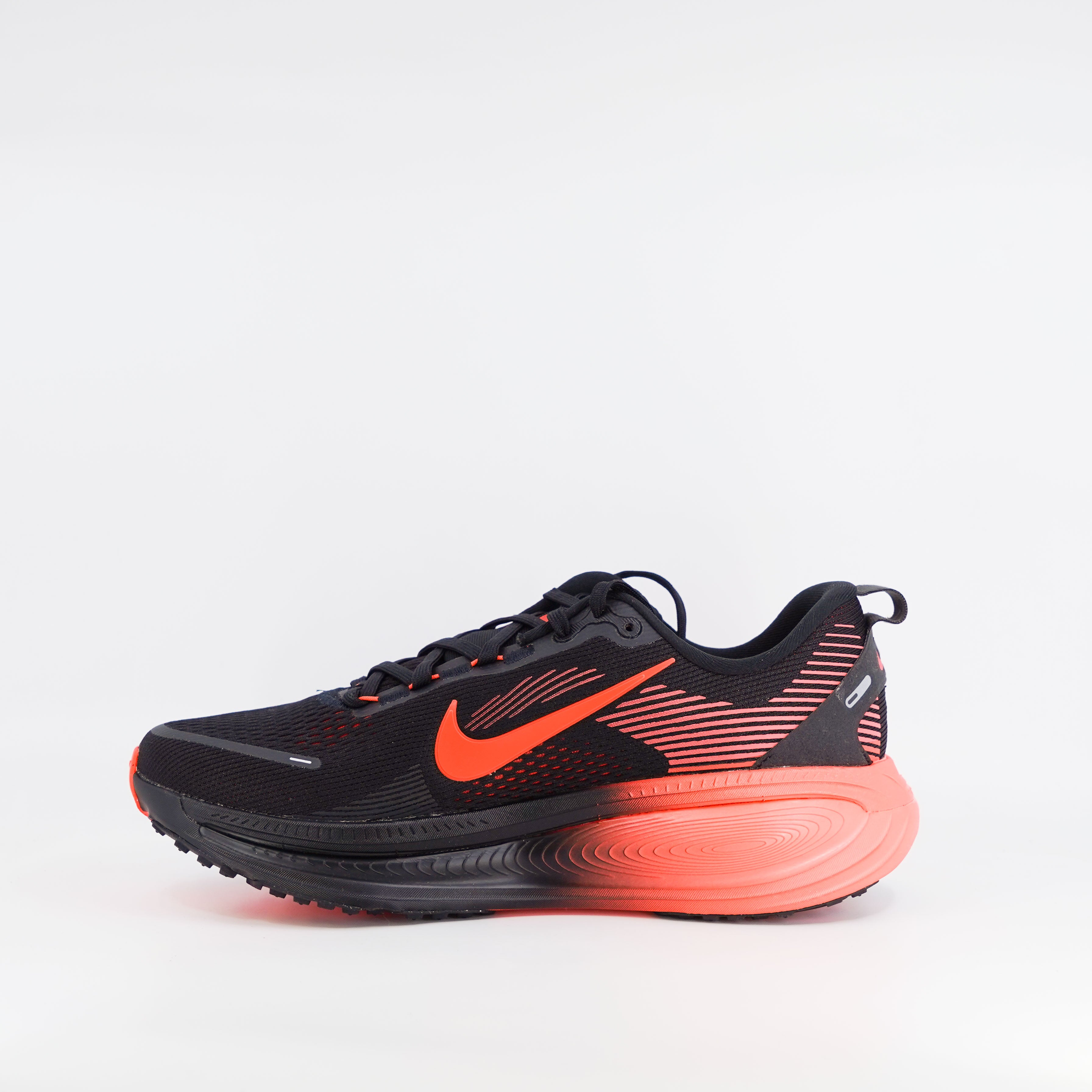 Nike Vomero 18 (D Standard) Mens Black/Bright Crimson - Frontrunner Colombo