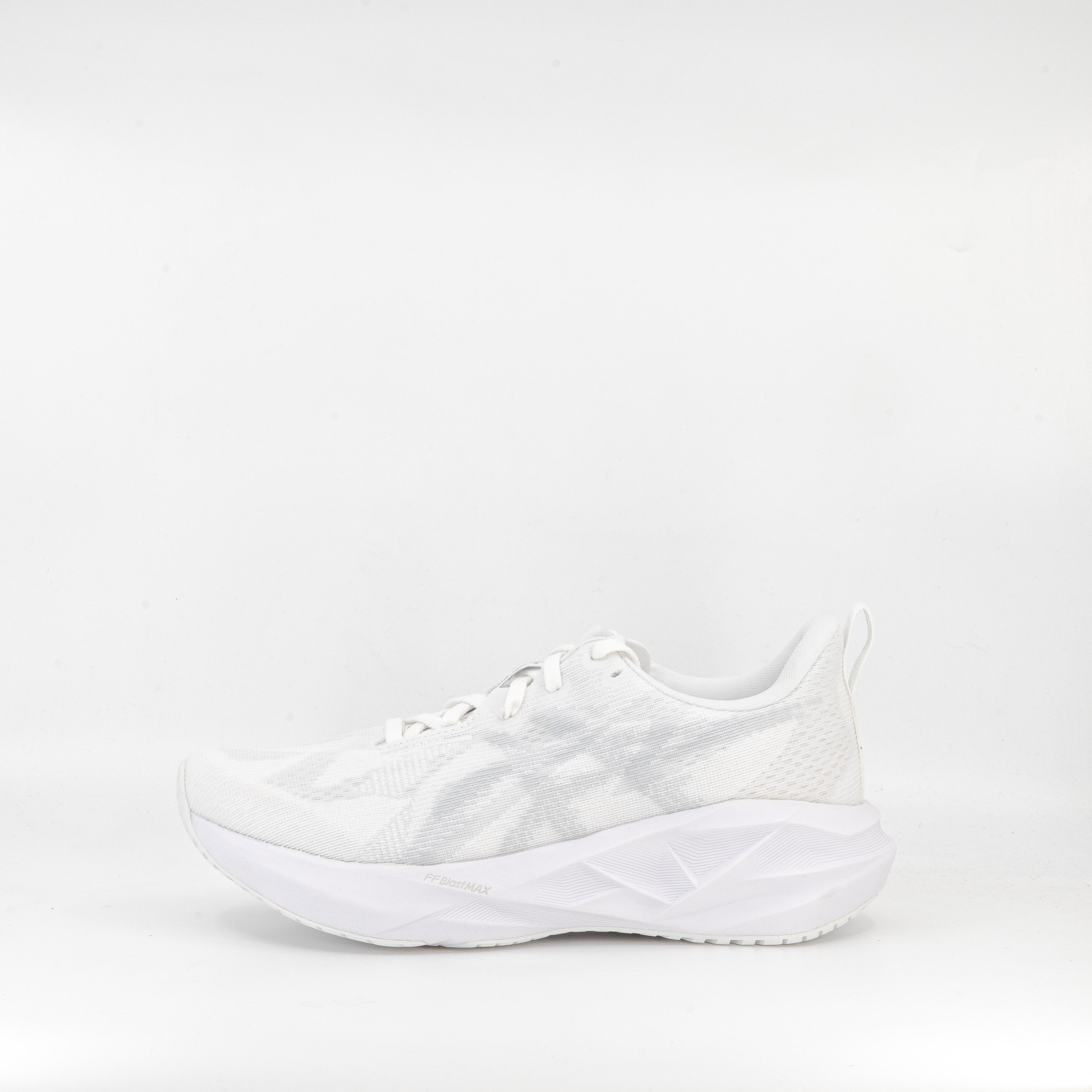 Asics Novablast 5 (B Standard) Womens White/Piedmont Grey - Frontrunner Colombo